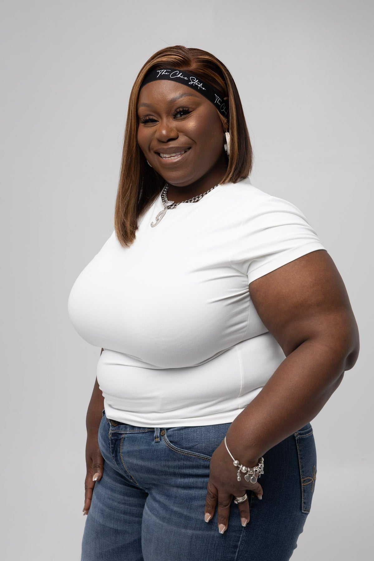 Black woman with frontal wig wearing the lace sculptor in black to melt her lace